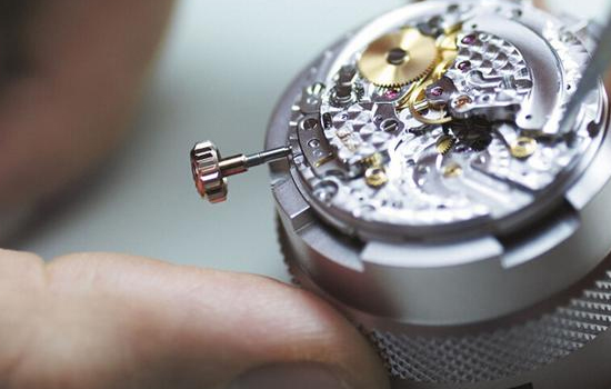 昆仑机械手表每天误差三十秒是故障吗？